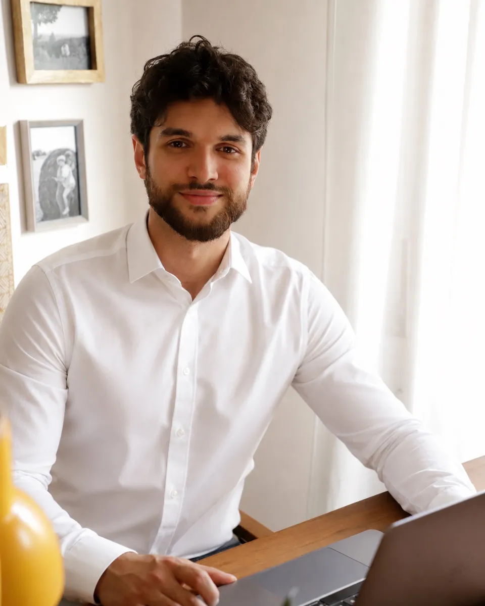 Francesco Porceddu al lavoro alla scrivania, davanti al portatile